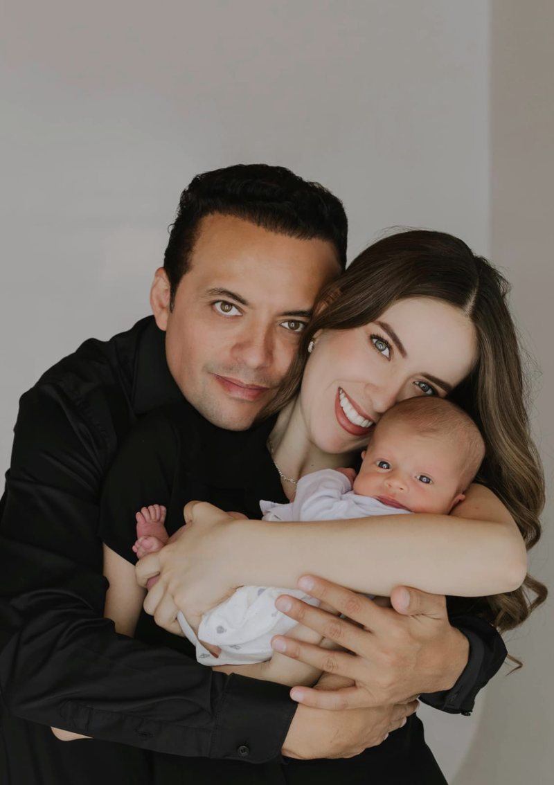 Olivia con sus papás