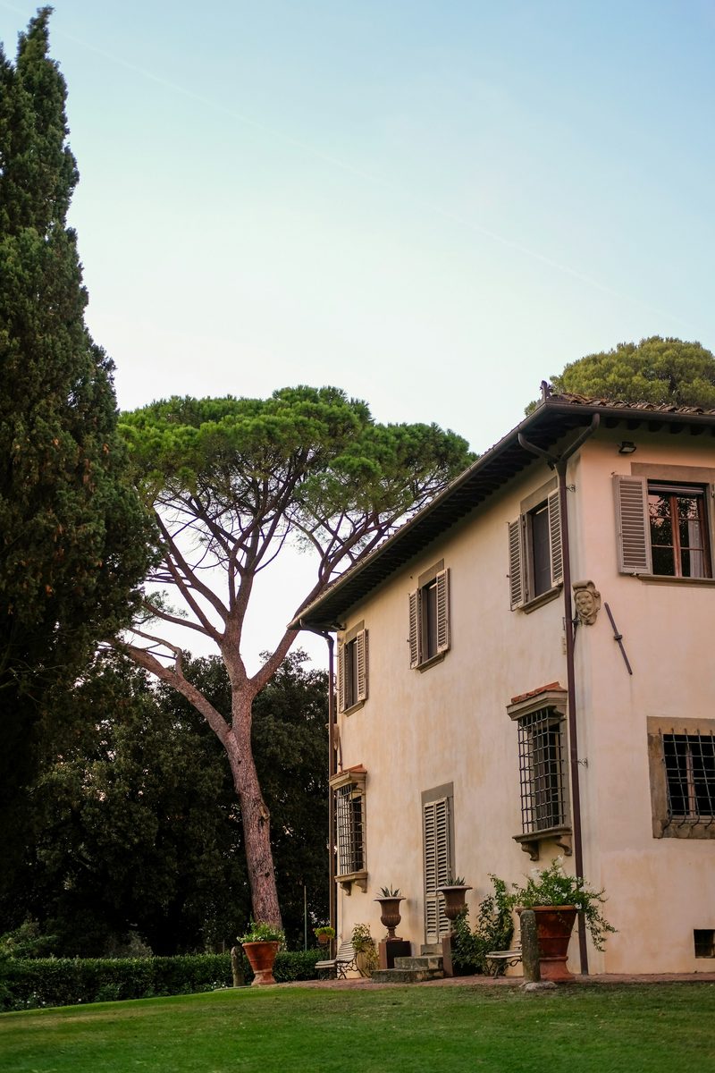 Villa de estilo italiano entre pinos y jardín